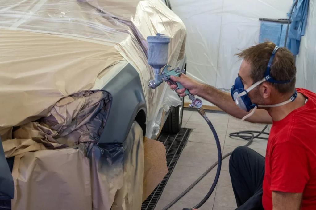 Mecánico pintando coche taller-chapa-pintura-vinaros